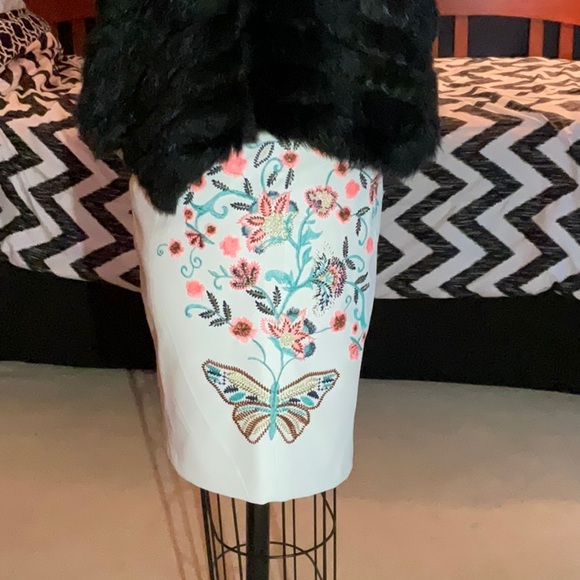 Kilky faux leather mini skirt with embroidered details size large. - Picture 2 of 9